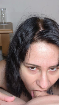 La ragazza gotica ordinata fa un pompino deepthroat nella camera d'albergo