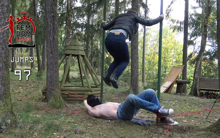 femdomlimits: 100 hoppar på slavars mage med maximal kraft och utan...
