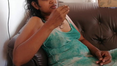 Tina Baby: Une tatie fume un Anorexitte en robe de nuit