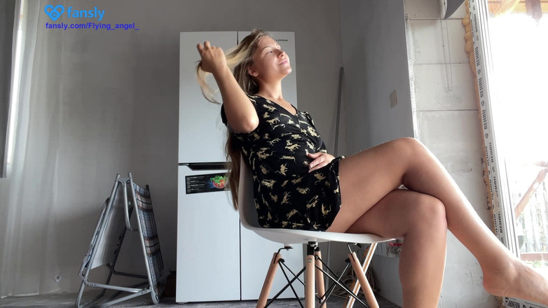 Stacy_via: Verführung der Gärtnerin. Masturbation und Squirting. Er sieht mich richtig...