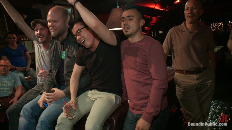 Bound in public: Łaskotanie dręczy zerżniętą stadninę w barze