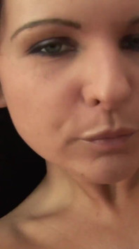 美しくセクシーな売春婦は、自宅で一人で大人のおもちゃで遊んで、彼女の濡れた角質の猫を楽しんでいます