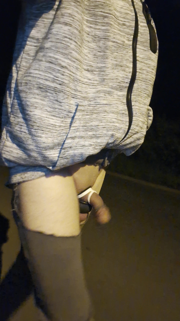 kinkygaynudist: Gej nagi z wtyczką penisa