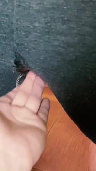 Er berührte meine muschi, bis ich pinkelte