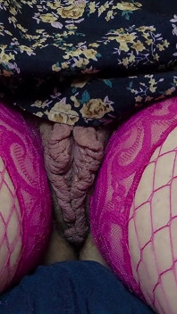 Goteando leche en primer plano en medias rosas con consolador - terminar con ha