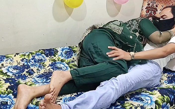 Pakistani CoupleX: Indische Desi-stiefmoeder speelt met haar stiefzoan grote kont stiefmoeder Hindi-audio