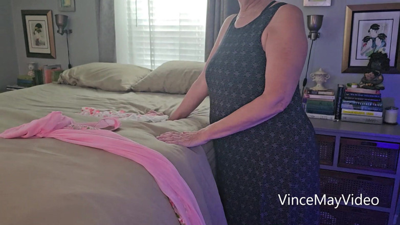 VinceMayVideo: 69enne RAGAZZA BIANCA con culo perfetto gilf si mette la...