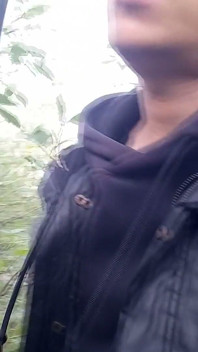 Chico gay Jon Arteen mostrando su polla y su culo desnudo al aire libre