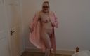 Horny vixen: Striptease en aros blancos y delantal rosa