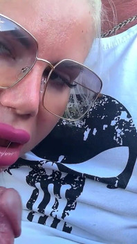 Am luat un selfie dând o muie unui taximetrist în drum spre casă și am primit o mulțime de spermă fierbinte pe fața mea, sărutări de spermă