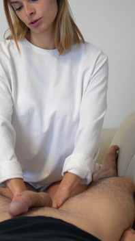 Masérka dominuje svému klientovi z pohledu, masáží, orálním sexem a hned poté skočí na jeho penis