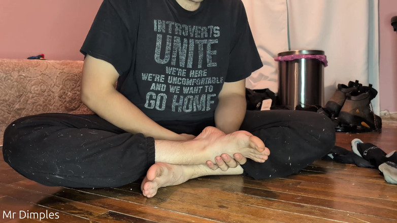 Mr Dimples: Venkovský chlapec byl nadržený, zatímco čichal na vlastní nohy