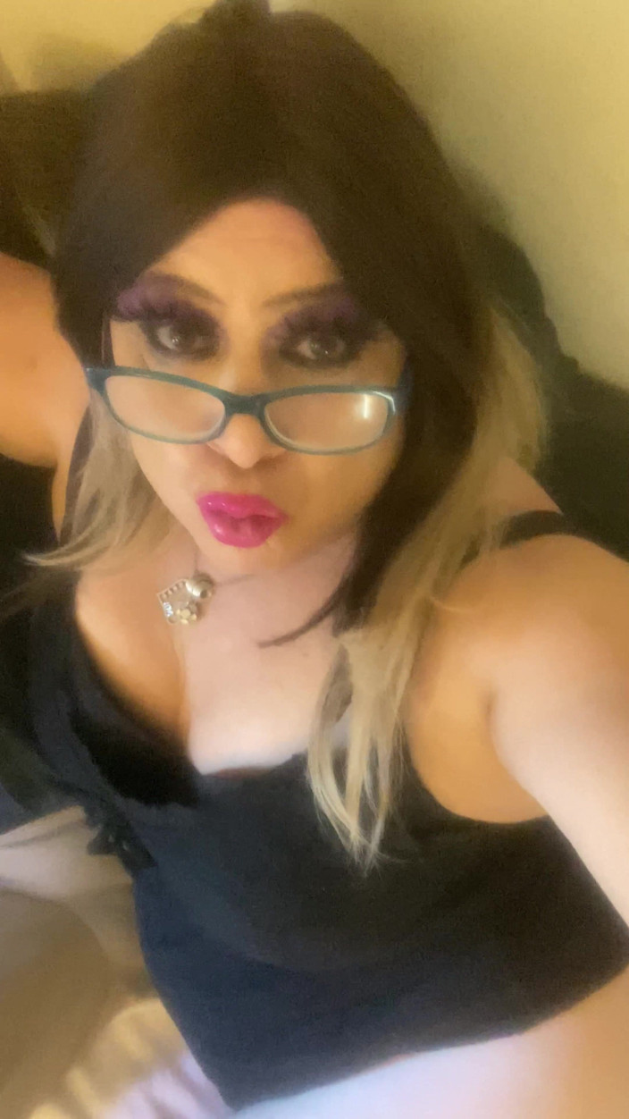 Krissy Sweets: Il trav krissy sweets accarezza il suo cazzo rasato