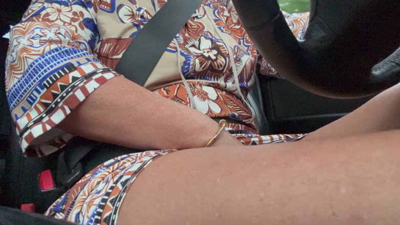 Step Mommy: Piękna żona robi się napalona w samochodzie i wkłada rękę do...