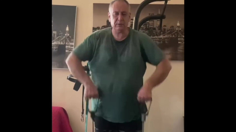 Alex Art: 강한 남자가 훈련 후 자위함