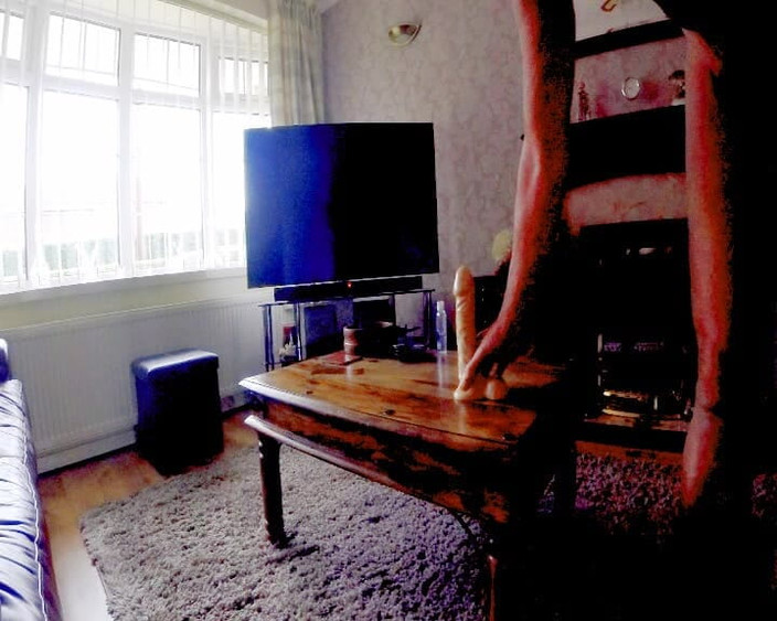 Andy: Teil 2 zuhause mit meinem dildo