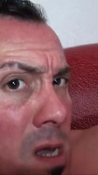 Büyük memeli orta yaşlı seksi kadın kocası tarafından kameramızın önünde götten sikiliyor