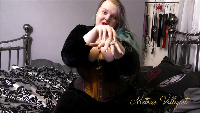Mxtress Valleycat: 尖锐的闪闪发光的银指甲挑逗
