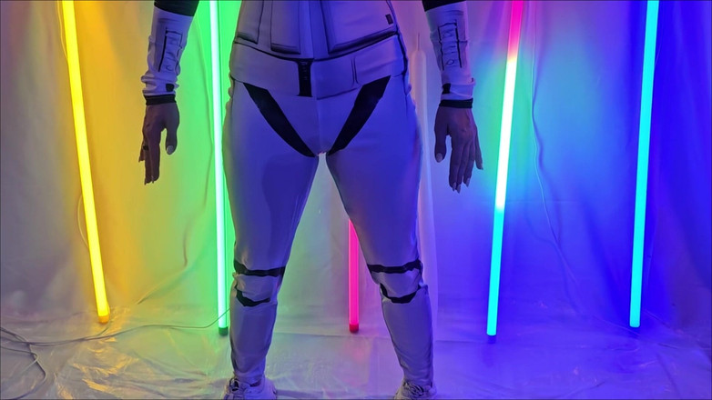 Flexble Hanna: Robot holka masturbuje a stříká z balonu