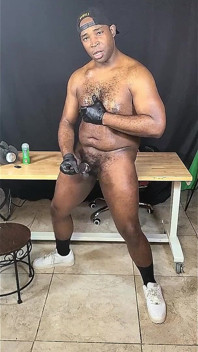 Naolejovaná svalová gay streamerka honí obří péro po práci