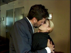 Lethal Babes: Блондинка в панчохах отримує сперму в рот після жорсткого анального сексу