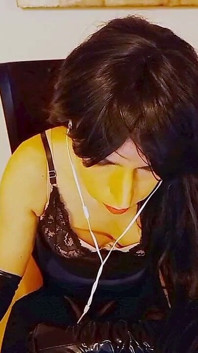 Shemale podnieca się oglądając porno