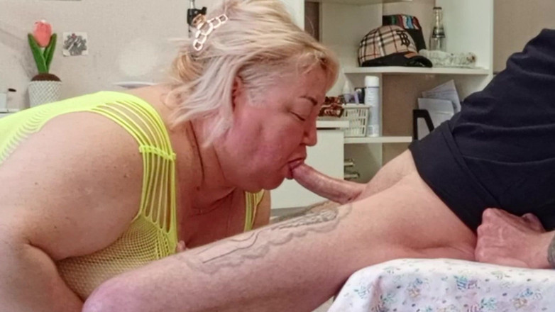 Zona901: Temanku lagi asik nyepong kontol dan telan spermanya sampai telan...