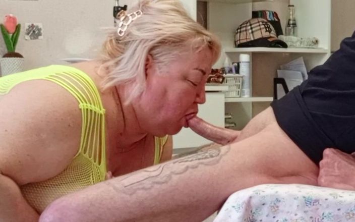 Zona901: Un amico succhia una grande porzione di sperma da un...