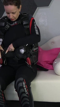 Fetiš klip s neoprénem, vestou, potápěním a hračkou