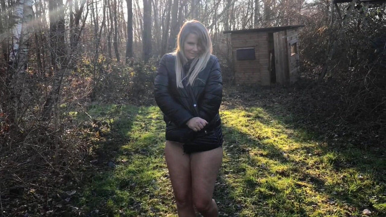 SweetSusi: Товста куртка в лісі, нічого більше