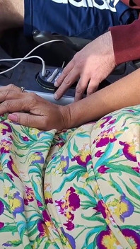 Esposa amadora vai de quatro no carro Pega cara estranho na foda e gozada dentro de sua buceta