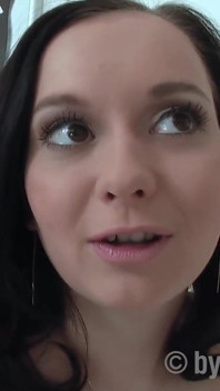 La ragazza amatoriale sexy si fa un ditalino