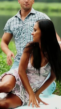 Le Migliori Amiche Maschio E Femmina Trovano Conforto Nei Corpi Di Ogni Altro Vicino Al Fiume