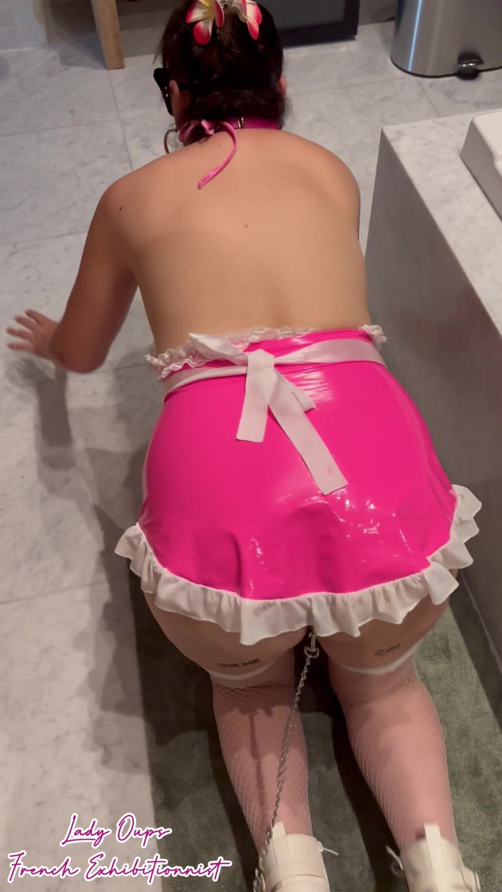 Lady Oups: Hembiträde i latex med anal plug leash