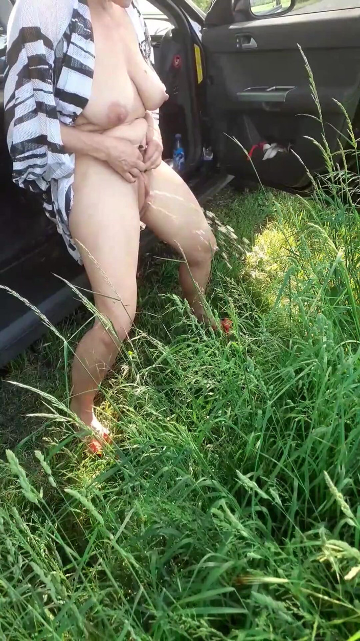 Hotwifekbh: Pissing Homemade Amateur