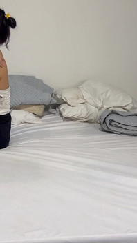 La cameriera latina lucida il mio cazzo e io lo scopo