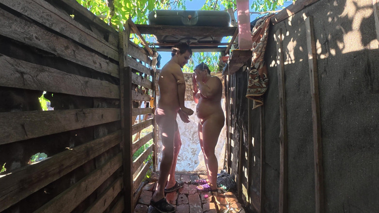 SchoolPrincess: Couple Sous La Douche Dans La Nature
