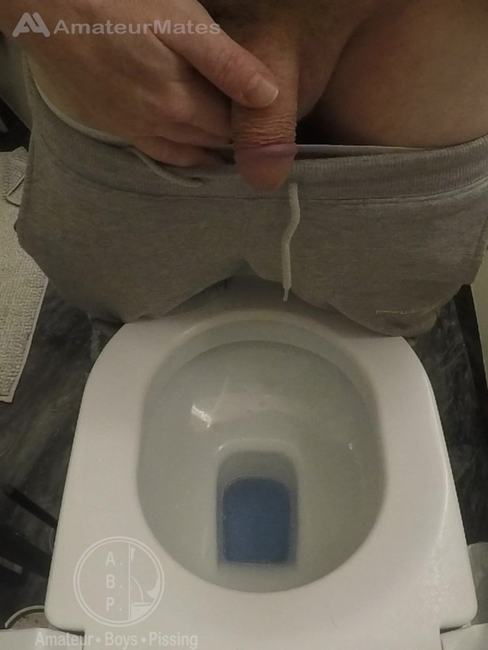 AmateurBoysPissing: Un Amateur Surpris En Train De Pisser Chez Son Pote