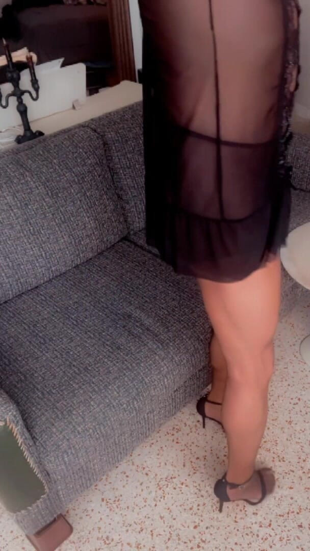 TVI Studios Val Parker: Magrinha crossdresser em meia-calça masturbando