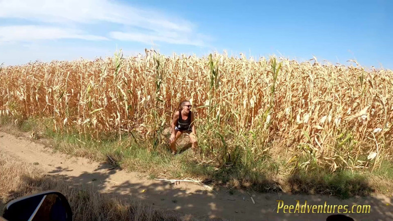 Pee Adventures: ปัสสาวะในทุ่งข้าวโพดและเปียกกระโปรง