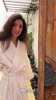 Домохозяйка ремонтник с ее киской и пошла на прогулку со спермой на ее лице на улицах