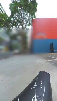 Atrapado un par de veces mientras cabalgo con un plug anal de metal mostrando en bicicleta