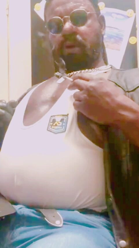 Black smoking muscle stepdad: Sepatu bot denim pejantan berotot merokok solo titpig