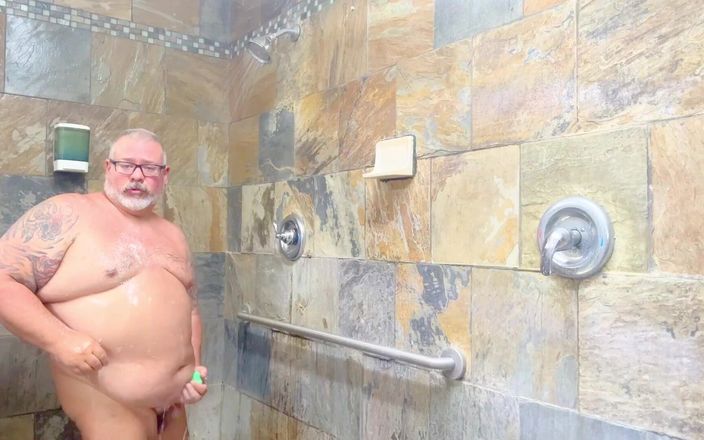 Hand-Free-Daddy-Chub: O polițistă grasă la mall merge în camping