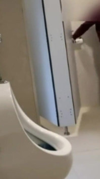Geiler Amateur-junge Wird in Öffentlichen Toiletten Eingereicht Und Angepisst