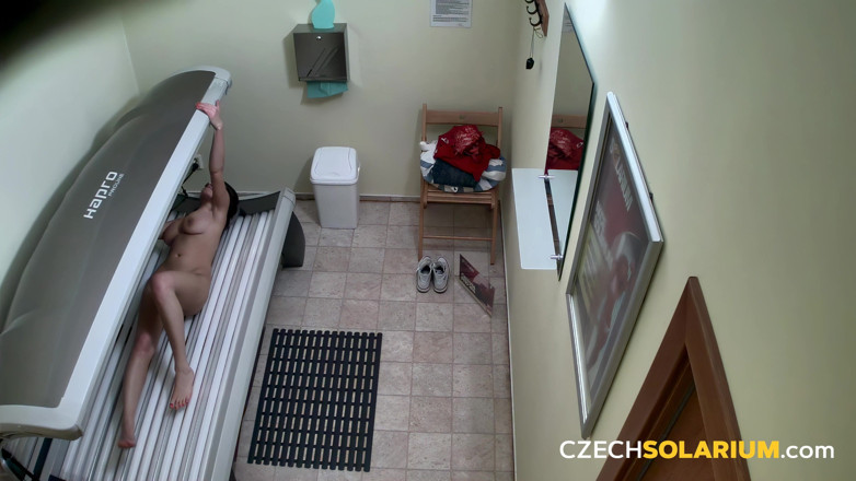 Czech Solarium: Solarium Ceko 321: Wanita muda semok pamer tubuh aduhainya di solarium