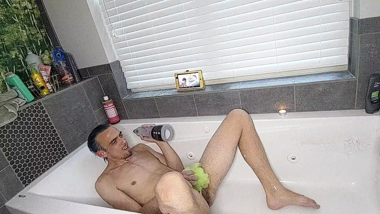 Sexy possum: Aburrida como el infierno bombeando mi polla en la bañera...