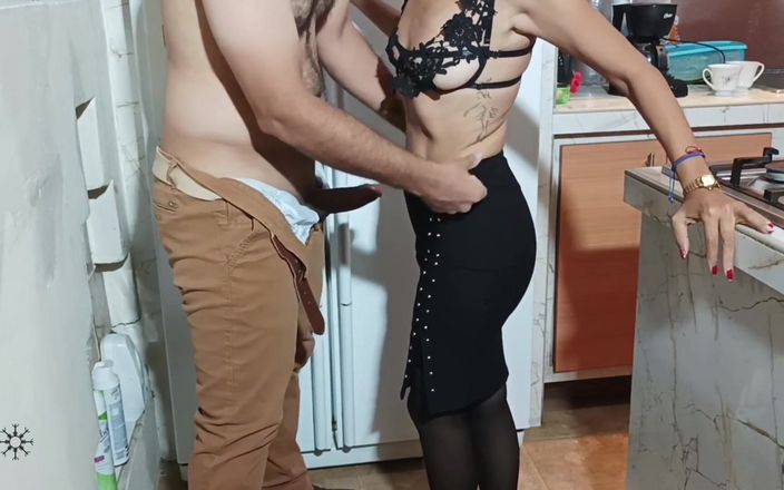 Swingersamateur40: Popadl moji nevlastní sestru poblíž ledničky a skončil na kolenou.