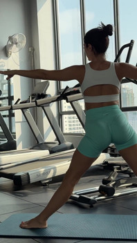 Yoga dalam seluar pendek ketat dan 4K teratas