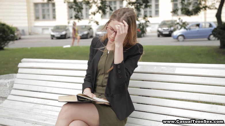 Casual Teen Sex: 十代の若者たちは英語を学び、性交